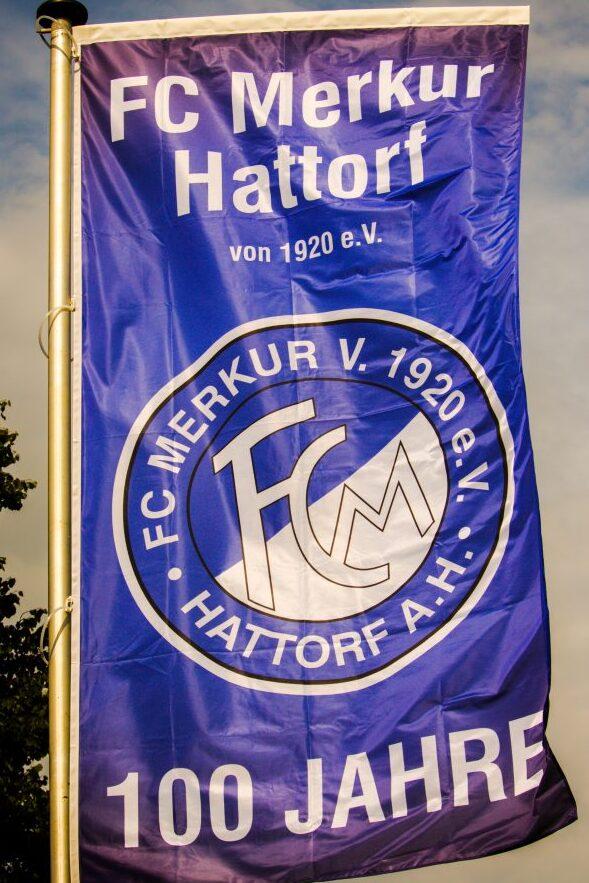 Fahne des FC Merkur Hattorf, feiert 100 Jahre, mit Vereinslogo und Schriftzug „von 1920 e.V.“.
